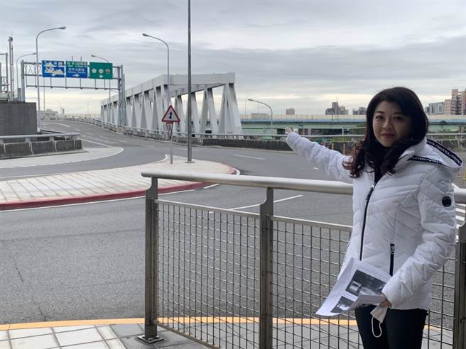 高铁台中站二楼送客区的出口指示牌日前严重斑驳，影响民眾行车指引，市议员吴琼华呼吁儘速更新。（林欣仪摄）