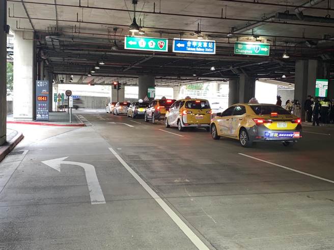 高铁台中站一楼离看指示牌将所有车辆引导至左转高铁东路，导致该路段经常塞车，市议员吴琼华呼吁分流并设置指示牌引导车辆离站。（林欣仪摄）