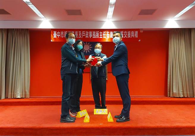 台中市府民政局长吴世玮（中）8日代表市长卢秀燕监誓，新任乌日区长由原雾峰区公所主秘林崇懿升任（右），原任区长陈嘉荣调任西屯区户政所主任。（卢金足摄）