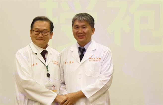 义大医院院长杜元坤（左）亲授林俊农教授袍，期勉他在医学研究上持续深耕。（义守大学提供／林雅惠高雄传真）
