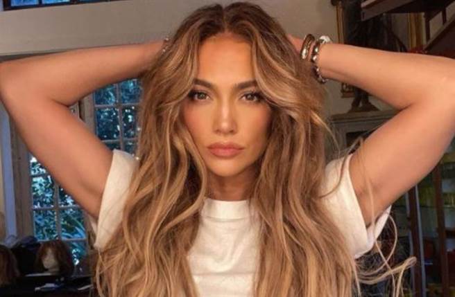 美国拉丁天后珍妮佛罗培兹（Jennifer Lopez）近日晒出比基尼火辣影片，大秀蜜桃臀。（图／IG@jlo）