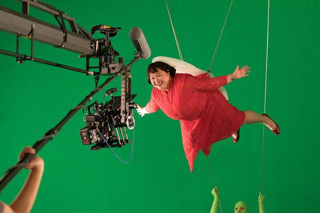 鍾欣凌吊鋼絲演出《揭大歡喜》工作人員全員出動緊拉鋼絲，讓她安穩地開心演出。（海鵬提供）