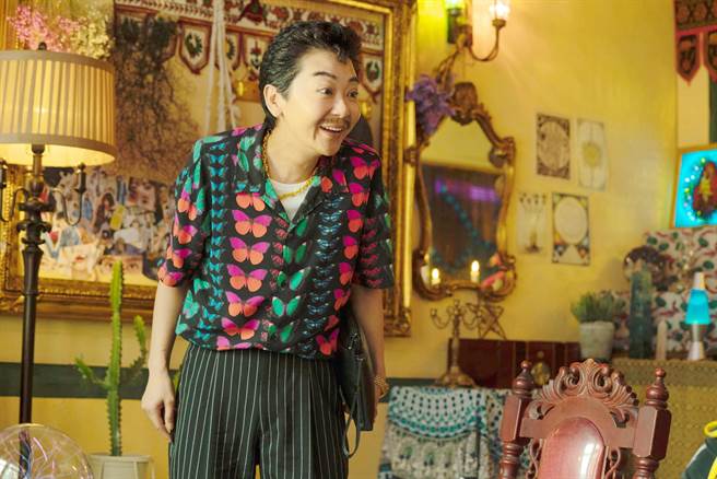 曹蘭在《揭大歡喜》反串霸氣男人，造型模仿日本導演北野武。（海鵬提供）