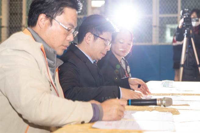 基商航電科攜手電視台簽訂產學合作 領學生走出校園多元學習。（基隆商工提供／吳康瑋台北傳真）