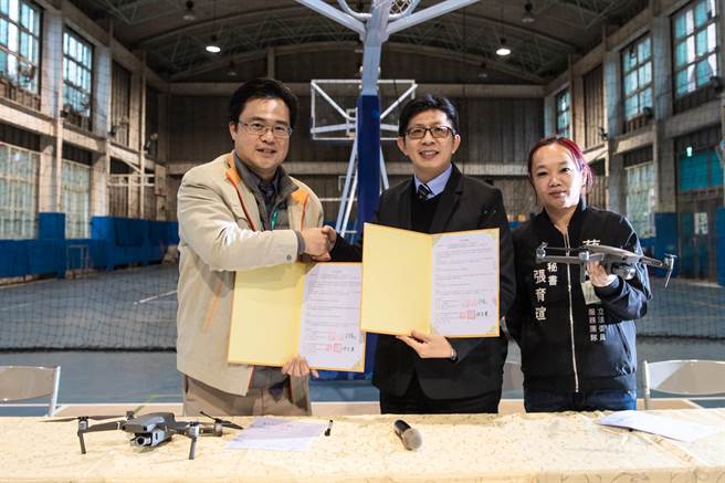 基商航電科攜手電視台簽訂產學合作 領學生走出校園多元學習。（基隆商工提供／吳康瑋台北傳真）