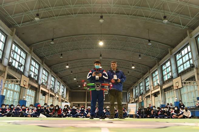 基商航電科攜手電視台簽訂產學合作 領學生走出校園多元學習。（基隆商工提供／吳康瑋台北傳真）