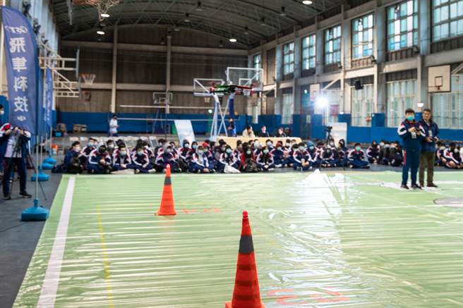 基商航電科攜手電視台簽訂產學合作 領學生走出校園多元學習。（基隆商工提供／吳康瑋台北傳真）