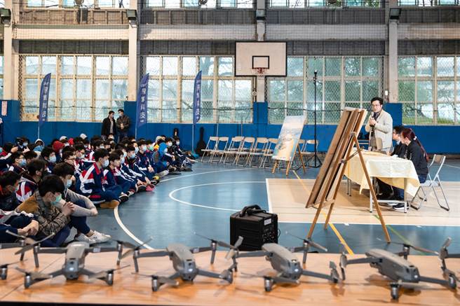 基商航電科攜手電視台簽訂產學合作 領學生走出校園多元學習。（基隆商工提供／吳康瑋台北傳真）