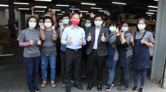 東纖公司雇用5成中高齡員工，董事長陳冠州（前右五）把員工當家人。（劉秀芬攝）