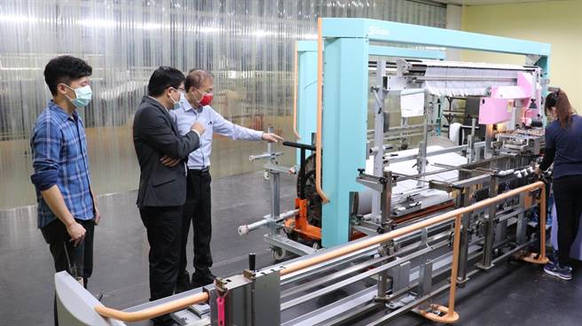 東纖引進自動穿綜設備減輕中高齡員工工作負擔。（劉秀芬攝）