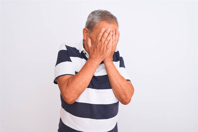 一名70多歲的老翁到診間主訴自己睪丸越長越大，醫師檢查後發現老翁睪丸腫如醫科嬰兒的頭大，隨後確定是腸脫垂所致。(達志影像/示意圖非當事人)