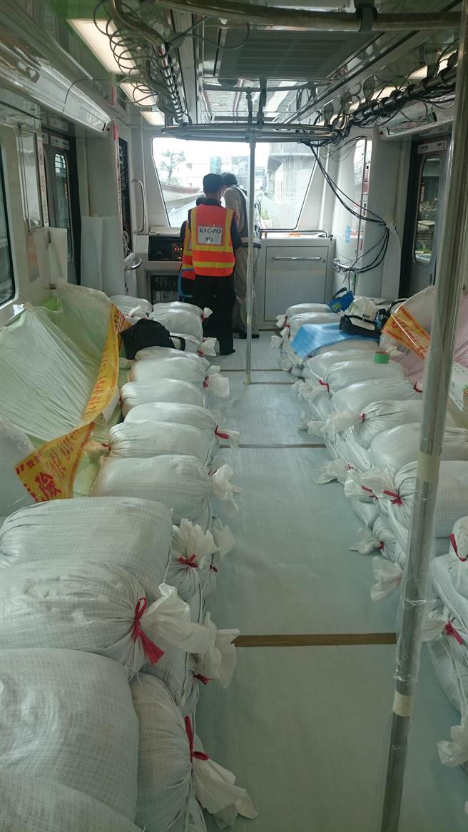 台中捷运绿线电联车，2017年4月在北屯机厂测试轨载重测试。（台中市府提供／卢金足台中传真）