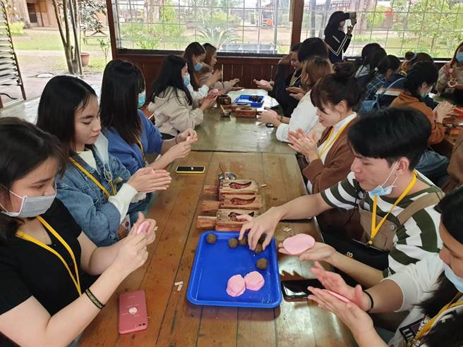 景文科技大学越南专班境外生7日到新竹县北埔乡麦克田园与绿世界体验客家农艺。（景文科技大学提供）