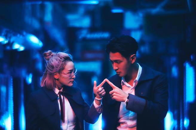 《月老》將於暑假上檔，柯震東（右）與王淨同台尬戲。（傳影互動提供）