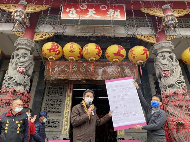 台南市新化高中校長許宏明(右二)帶400多名高三生至朝天宮參拜祈求考運亨通。(劉秀芬攝)