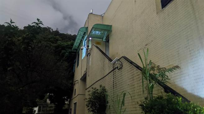 8日傍晚5时许，故宫2楼突然冒烟。（民眾提供） 