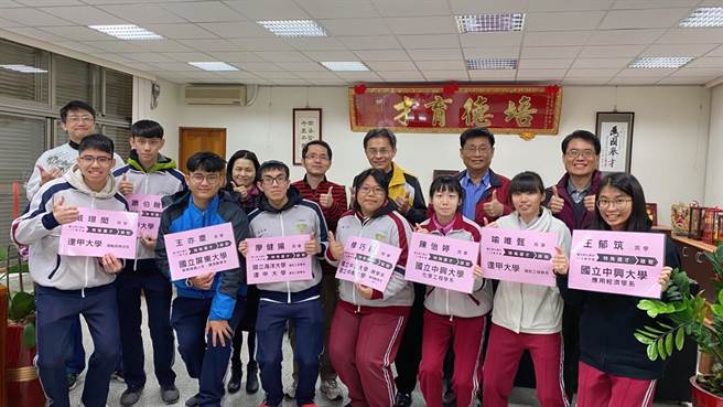 台南市新化高中学生参加大学「特殊选才」传佳音，有8名学生上榜。（台南市新化高中提供／刘秀芬台南传真）