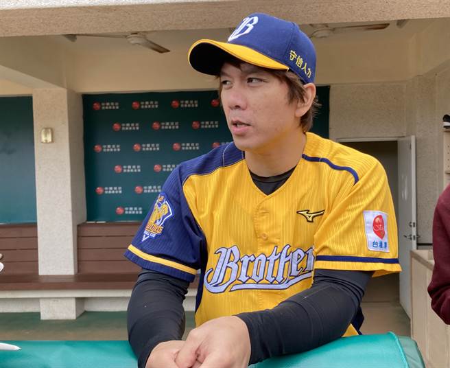 中信兄弟周思齐兼任助理教练。（邓心瑜摄）