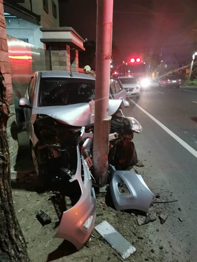 王姓女子驾车载3小孩出门却撞上电线杆，车头全毁。(民眾提供／曹婷婷台南传真)