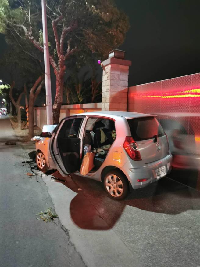 王姓女子驾车载3小孩出门却撞上电线杆，车头全毁。(民眾提供／曹婷婷台南传真)