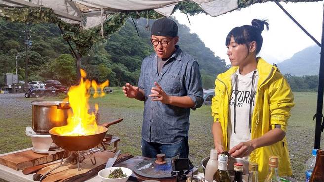 张本渝（右）认分担任詹姆士二厨。（八大提供）