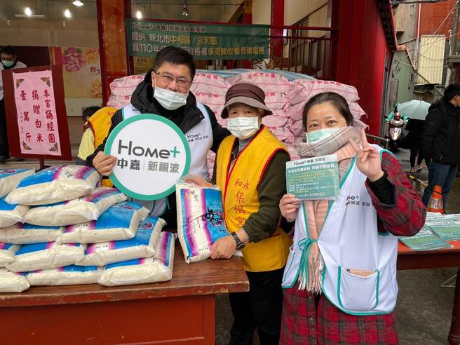 新北市永和区公所、保福宫及地方各界善心公益团体及义工们今（8日）一早在8度的低温下于永和保福宫举行寒冬送暖活动。（叶书宏新北传真）