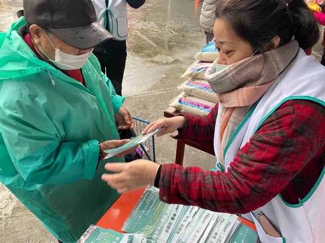 新北市永和区公所、保福宫及地方各界善心公益团体及义工们今（8日）一早在8度的低温下于永和保福宫举行寒冬送暖活动。（叶书宏新北传真）