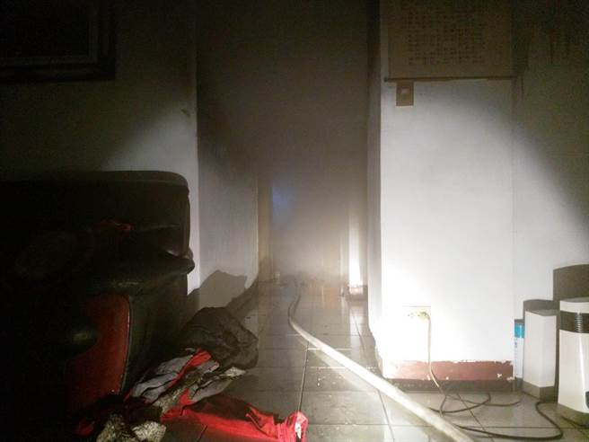 基隆市七堵區明德二路1巷於8日晚間7點41分左右驚傳火警。（基隆市消防局提供／吳康瑋基隆傳真）