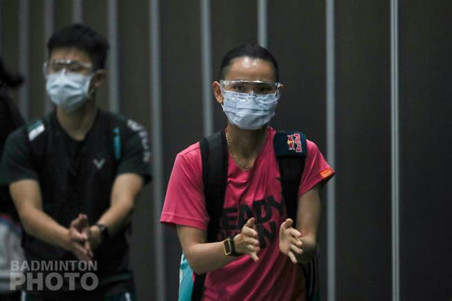 戴资颖（右）与教练赖建诚戴着护目镜、口罩进入训练场馆。（Badminton photo提供）