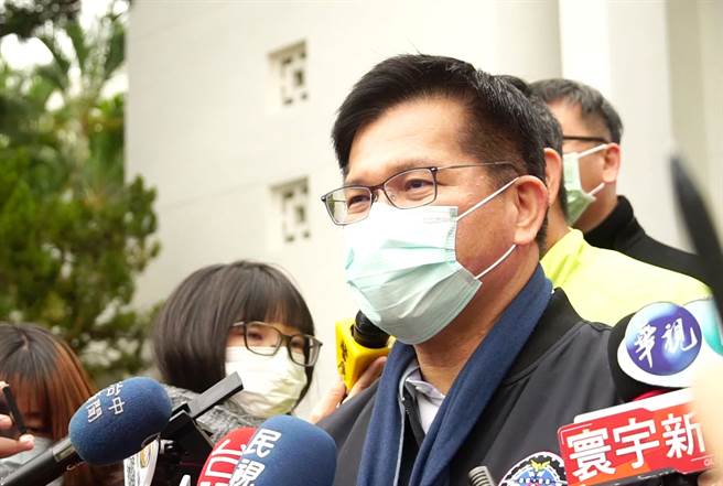 林佳龍表示，春節運輸涉及台鐵、高鐵等公共運輸的售票，這二天已在高鐵、台鐵看到端倪，交通部還是鼓勵大眾使用公共運輸。（黃國峰攝）