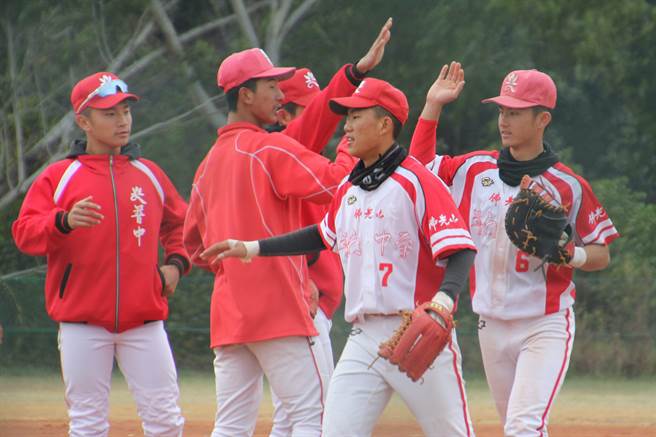 普门中学9：0大胜东大体中，全场仅被敲出1支安打。（学生棒联提供）