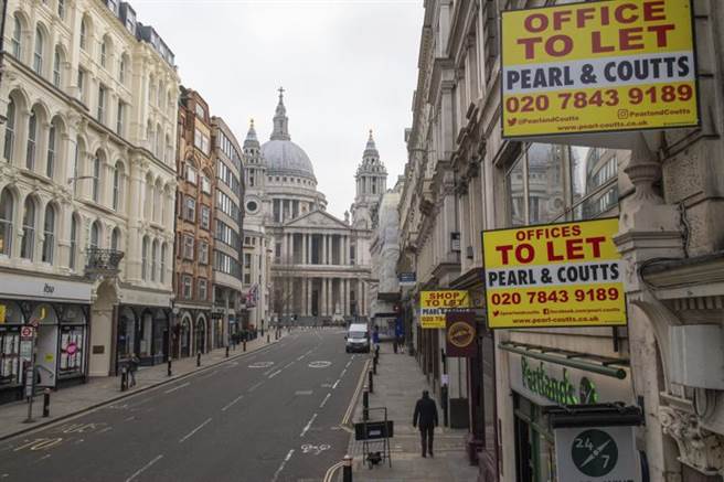 倫敦疫情失控導致醫療體系面臨崩潰，市長宣布進入重大事故狀態。圖為人煙稀少的倫敦街頭。(圖/美聯社)