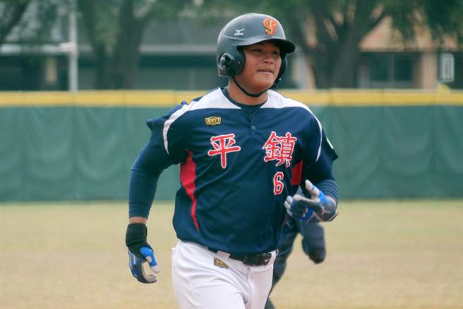 李灏宇2分打点全垒打，第2轰出炉。（学生棒联提供）