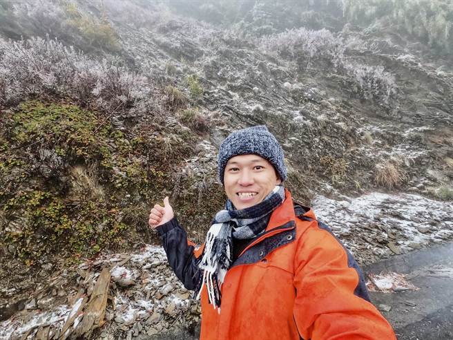 追雪民眾葉軒良說，8日在合歡山外面拍照大約10分鐘，手因為沒戴手套，就有凍僵的感覺，不過十分值得。（民眾葉軒良提供／黃立杰南投傳真）