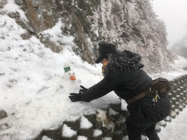 合歡山上下起雪，許多民眾在天冷下動動手腳，做起大大小小的雪人，玩得很盡興。（民眾提供／黃立杰南投傳真）