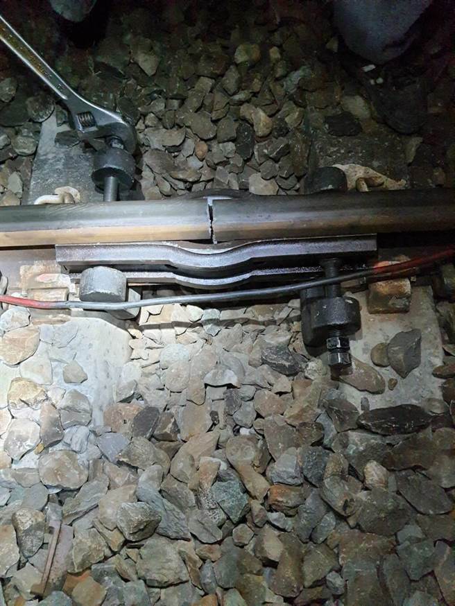 台铁池上=富里间钢轨疑似冷到断裂。（台铁提供／陈佑诚传真）