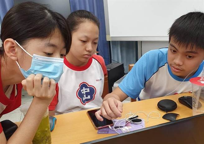 中山国中研究自制防晒乳。（新北市教育局提供）