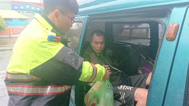 迷途老翁行动不便，员警协助返家。（姜霏翻摄）