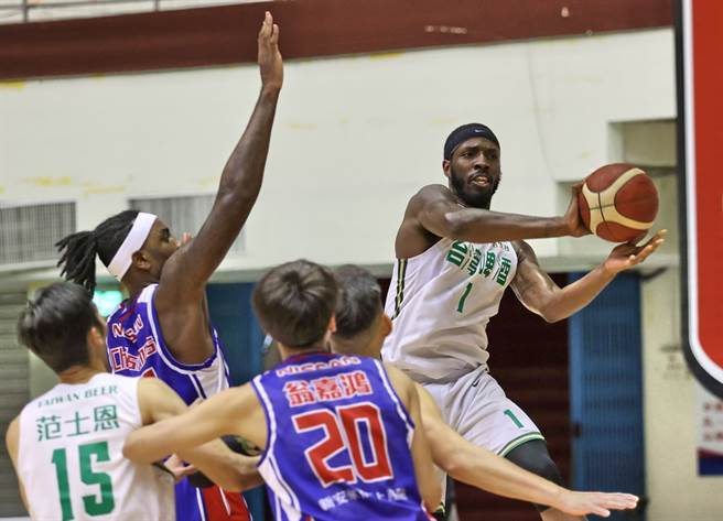 面对裕隆洋将克里斯马斯防守，台啤洋将米勒连忙把球传给队友。(中华篮协提供)