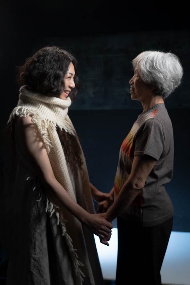 万芳推出新歌MV，特邀妈妈客串共演。（图／中时提供）