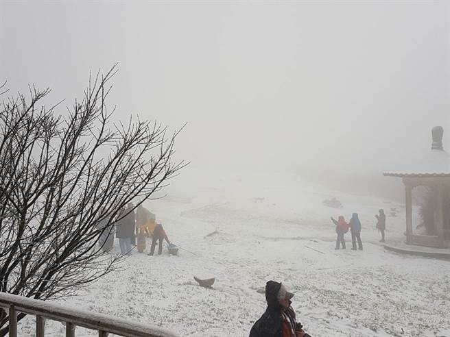 根據歐美模式顯示，恐怕1/17-18還有另一波冷氣團來襲。圖為台北七星山雪景。（讀者提供）