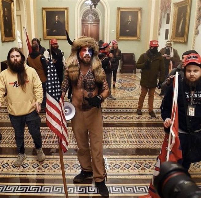 克鲁曼说，即使新总统就职典礼顺利进行，威胁依然存在。如果你以为一旦拜登入主白宫，那些衝进国会大厦的人就会消失，那就是痴心妄想。（图／推特@pattolar)
