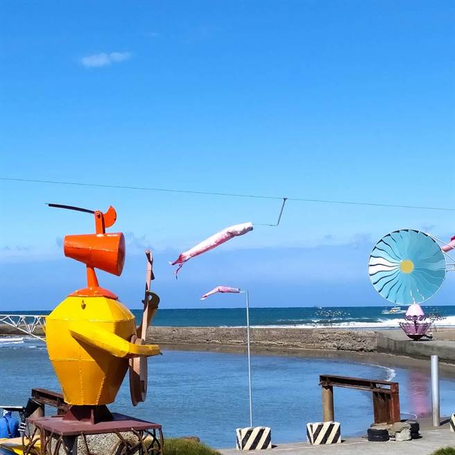 落山風藝術季登場後吸引不少遊客前往朝聖，當中「炸彈花」展現海口港曾為軍事陣地的意象，加上「風中舞動」有如在岸邊等待親人歸來的老母親，意外增添濃厚歷史色彩。（謝佳潾攝）