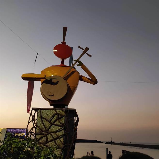 落山風藝術季登場後吸引不少遊客前往朝聖，當中「炸彈花」展現海口港曾為軍事陣地的意象，加上「風中舞動」有如在岸邊等待親人歸來的老母親，意外增添濃厚歷史色彩。（謝佳潾攝）