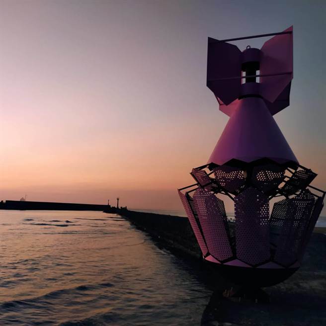 落山風藝術季登場後吸引不少遊客前往朝聖，當中「炸彈花」展現海口港曾為軍事陣地的意象，加上「風中舞動」有如在岸邊等待親人歸來的老母親，意外增添濃厚歷史色彩。（謝佳潾攝）