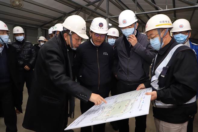 交通部长林佳龙（中）视察邮政物流园区规划进度。（中华邮政提供／陈佑诚传真）