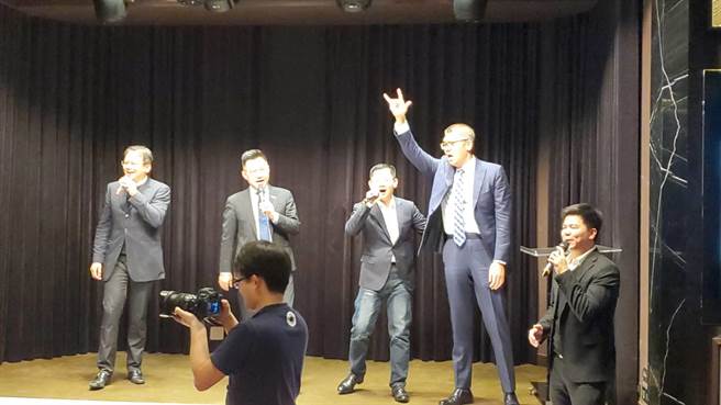 国民党智库副董事长连胜文愈唱愈嗨，还比出ROCK手势。（国民党提供）