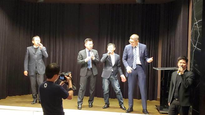 国民党智库副董事长连胜文还做出空中吉他的动作。（国民党提供）