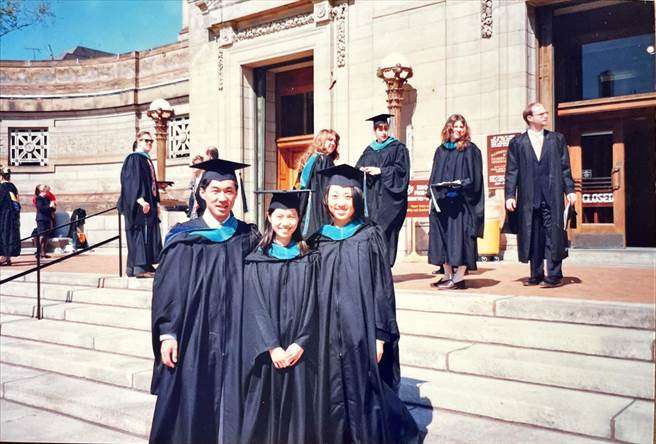 席间大玩「小时候照片猜猜乐」游戏，左一为党主席江启臣。（国民党提供）