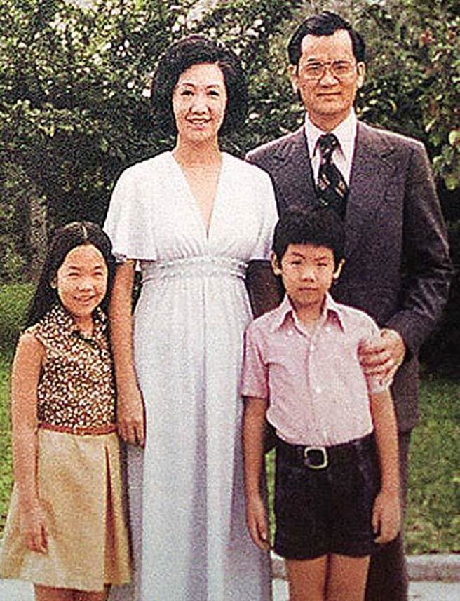 席间大玩「小时候照片猜猜乐」游戏，右一为智库副董事长连胜文（国民党提供）